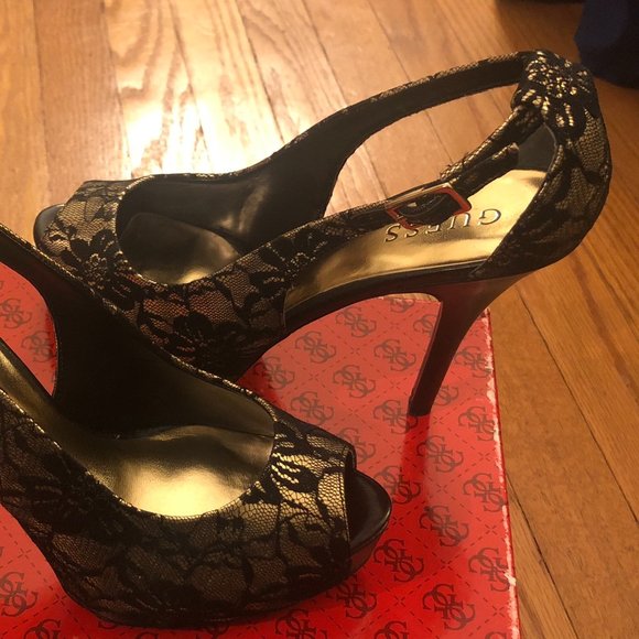 Guess Hondo Black and Gold Lace Peep Toe Pump 8.5 - Picture 5 of 6